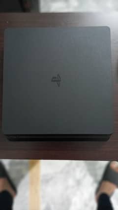 PLAYSTATION 4 SLIM 1 TB + PS PLUS MEMBERSHIP 8 MONTHS