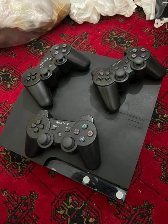 PS3 with 3 controllers 2