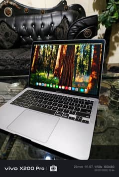 Macbook Air M1 2020.