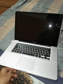 mackbook pro core i7 8gbram 500 storage