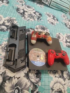 Ps4 Slim with 2 controller and Charging station and Minecraft Disc sc
