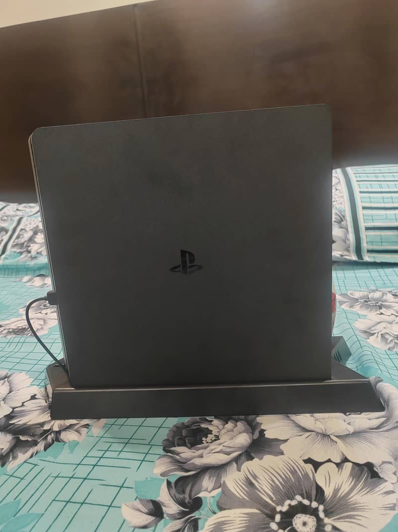 Ps4 Slim with 2 controller and 1tb and Games 8
