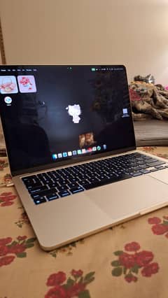 Macbook M3 Air 256/8gb in Starlight