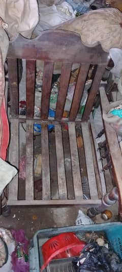 chota 2 sofa saff halat main Hain
