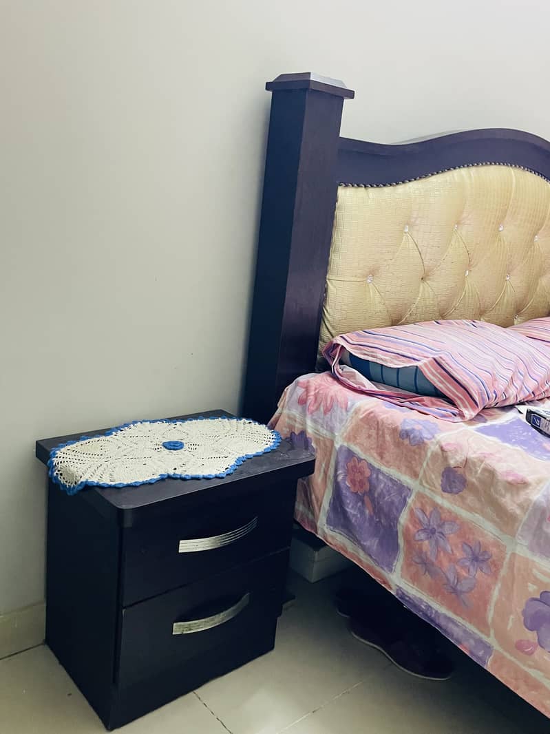 Full Size Bed Without Metress With One Side Table 1