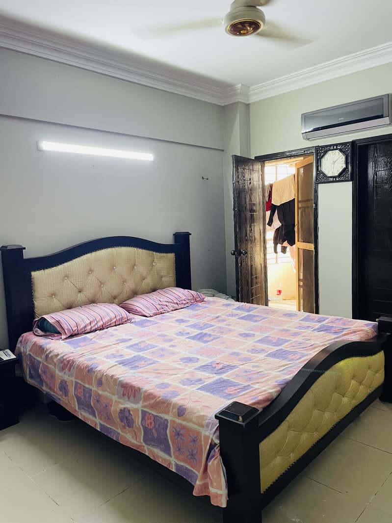 Full Size Bed Without Metress With One Side Table 4