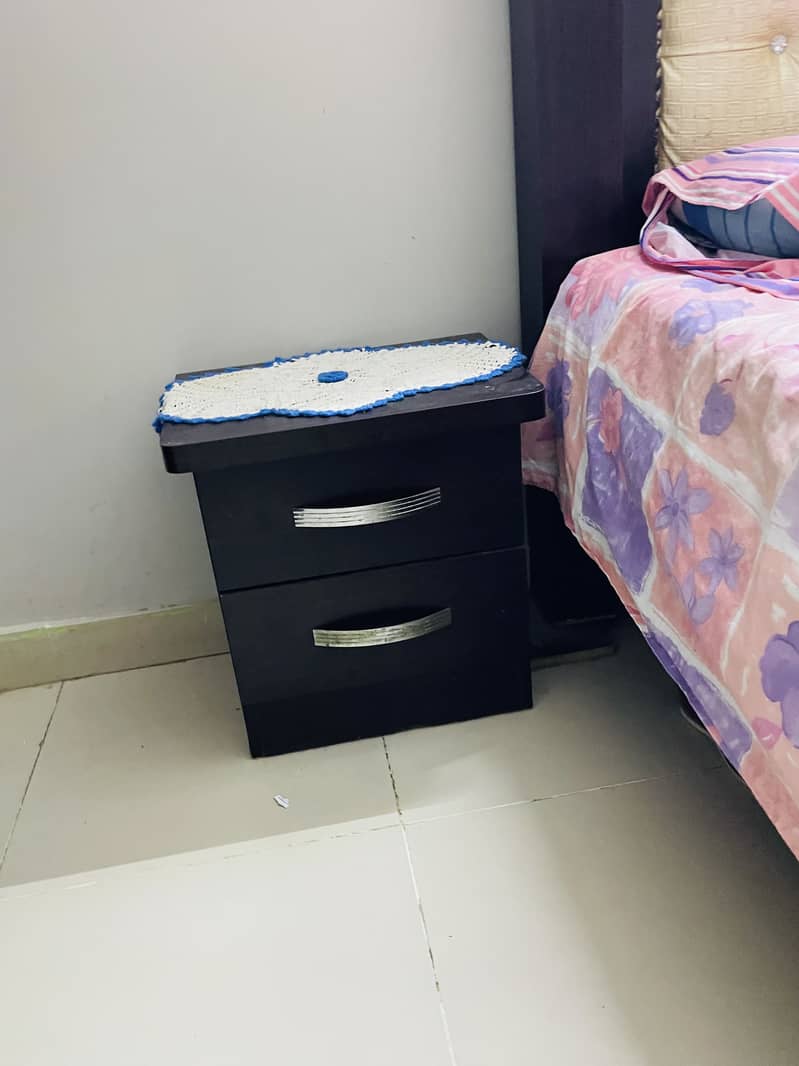 Full Size Bed Without Metress With One Side Table 5