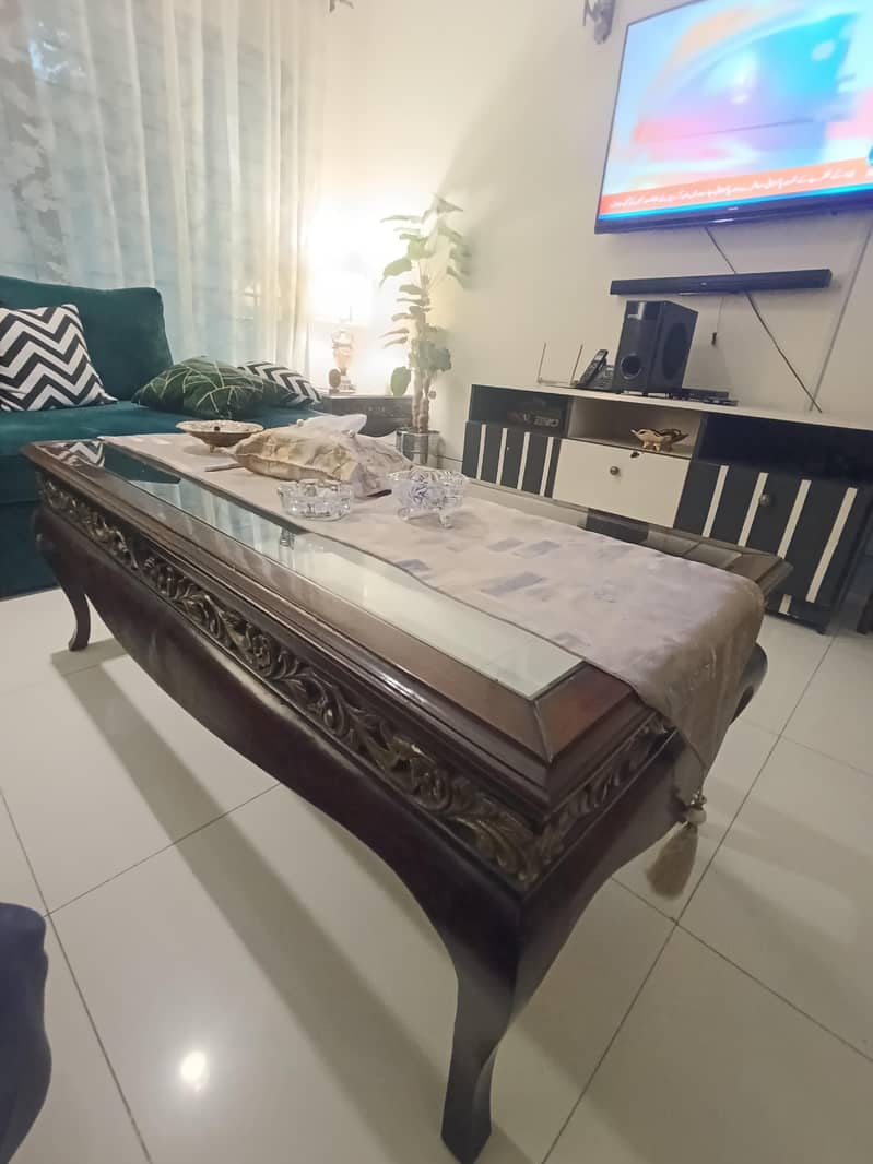 5 seater sofa with 2 side tables and one center table. 0