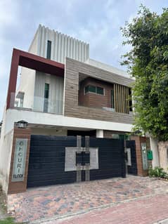 10 Marla Facing Park House For Rent