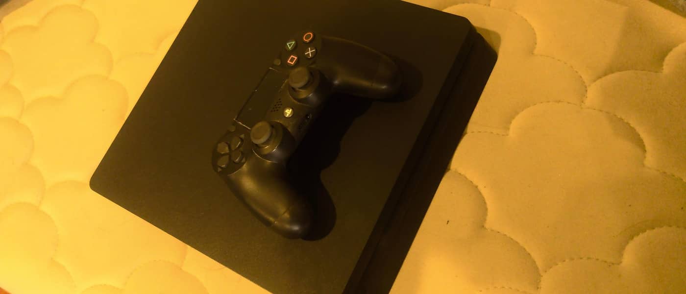 PS4 slim with two controllers and 1 game 0