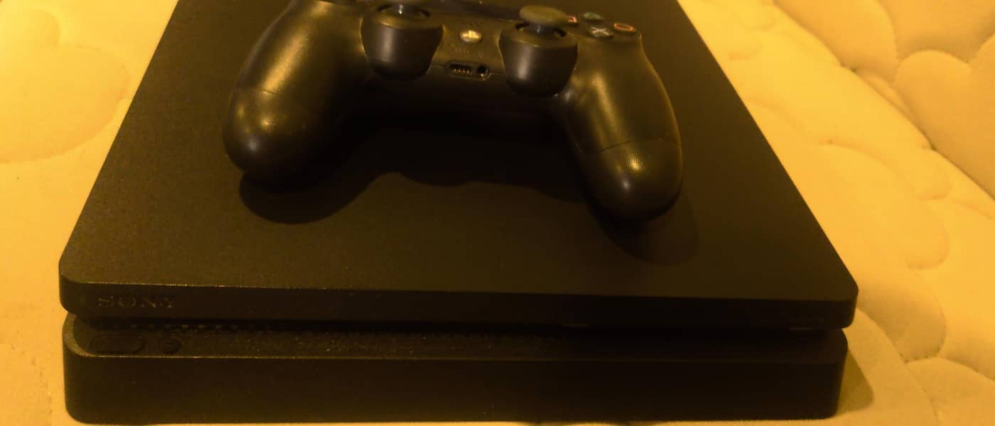 PS4 slim with two controllers and 1 game 1
