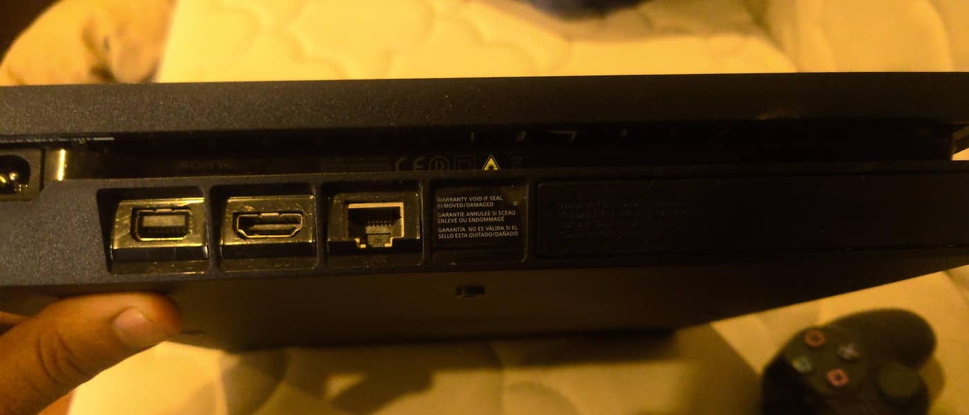 PS4 slim with two controllers and 1 game 2