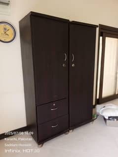 Double Door  Wardrobe with Drawers – In Good Condition