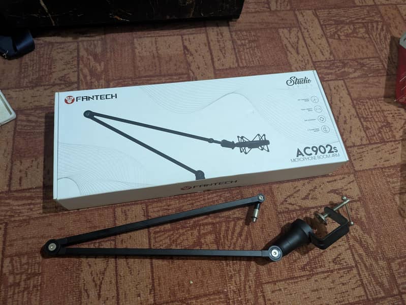 Hyper x Solocast Microphone with Microphone Boom Arm 3