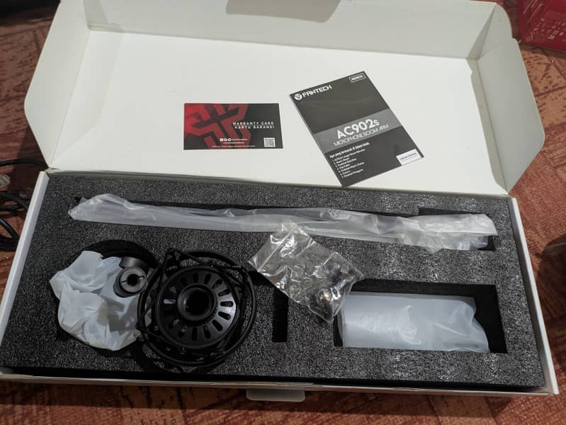 Hyper x Solocast Microphone with Microphone Boom Arm 5