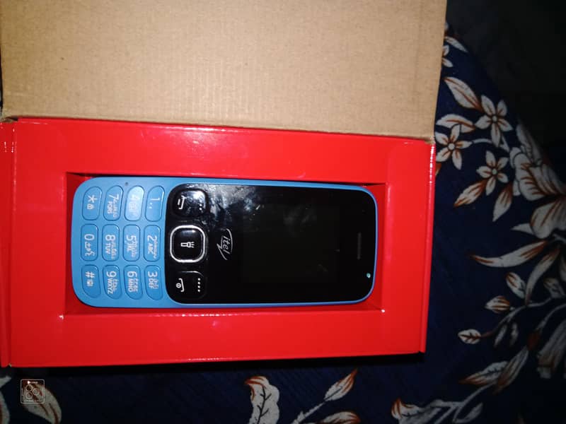itel new mobile open box only without charger with big screen 9
