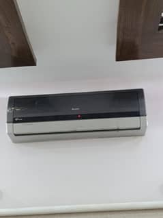 Gree invertor AC for sale 2 years used