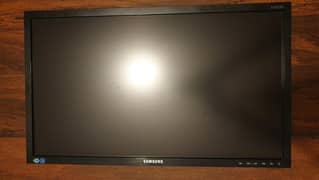 24 Inches LCD Samsung Wire + Adapter + Stand