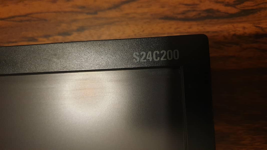 24 Inches LCD Samsung Wire + Adapter + Stand 3