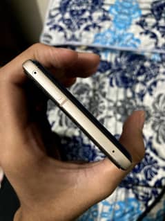 lg v60 single sim original mobile ha koi issue nhi ha bas back minor c