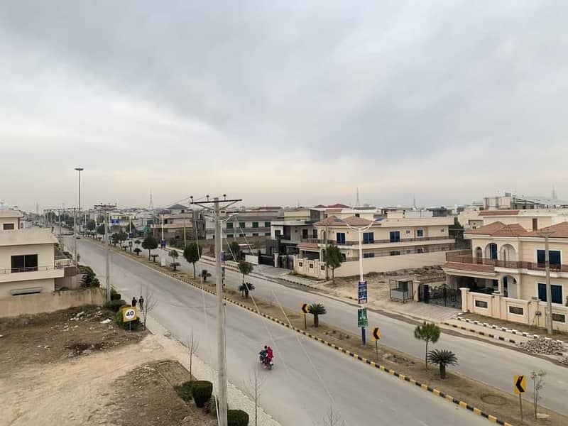 Y - Block Main Boulevard Kanal Plot Available 1