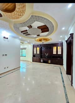 7 Marlas Upper Portion With Servant Quarter 3 Bedrooms Accommodation Available G-13/2