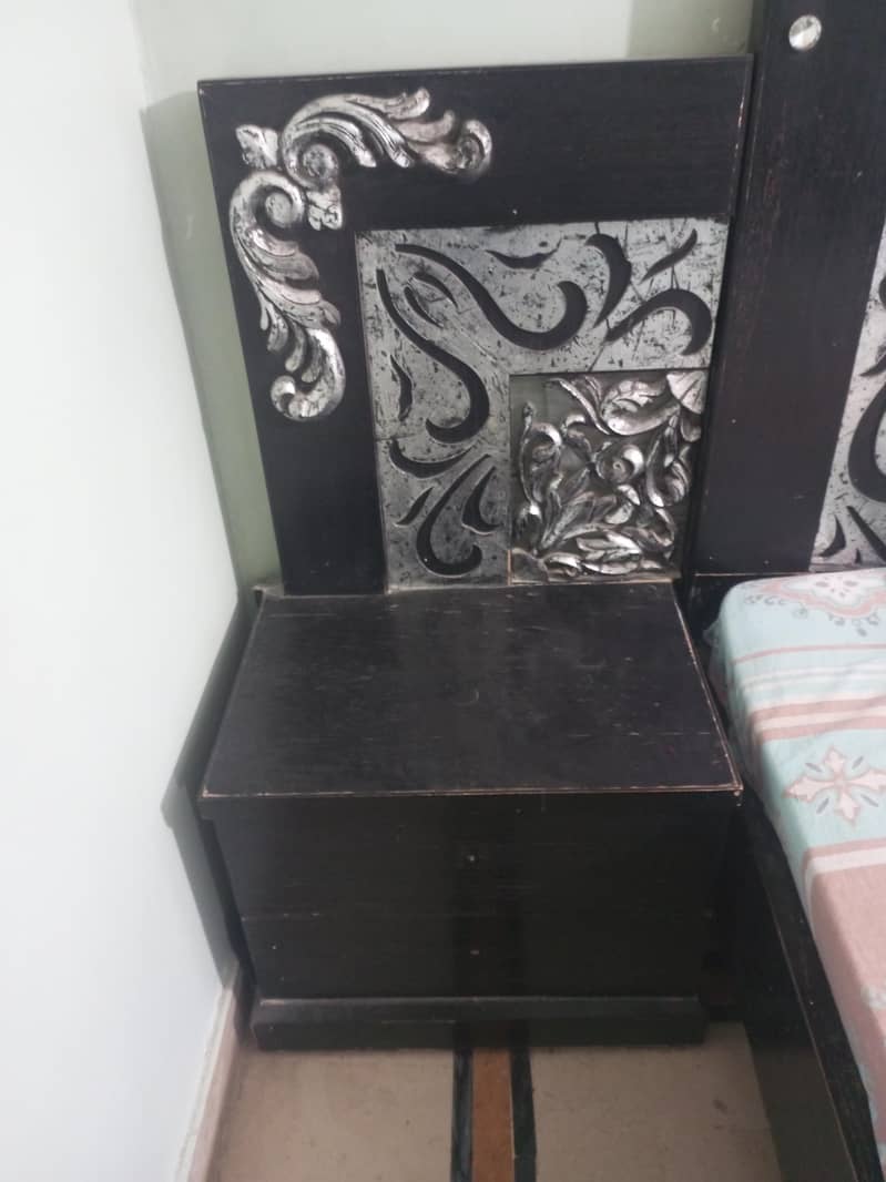 Bed with Spring metress Side tables and Dressing 4