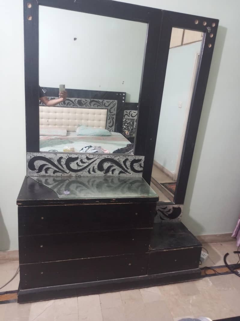 Bed with Spring metress Side tables and Dressing 6