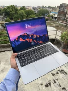 Macbook pro 2019 13.3 inches Core i7 16gb 256gb