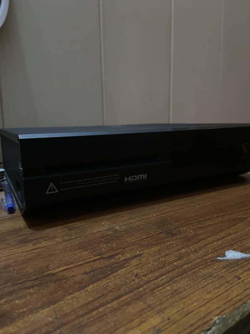 Xbox One 1 Tb with 11 Offline Game with Wireless Controller 1