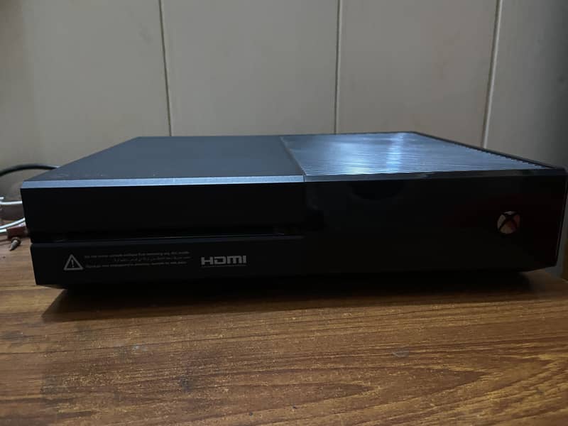 Xbox One 1 Tb with 11 Offline Game with Wireless Controller 2