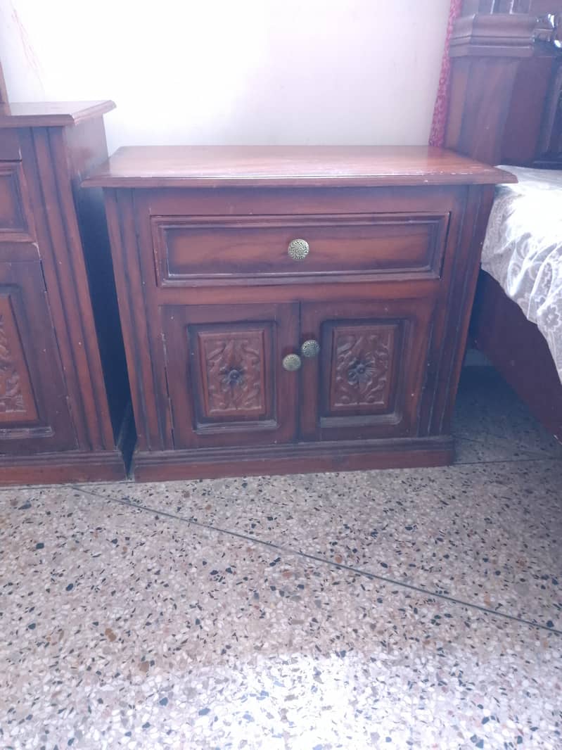 Dressing and side table's 1