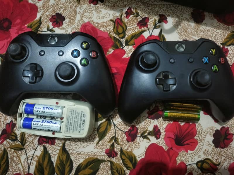 2 xbox Controllers with 4 cells And Rechargeable adapter 0
