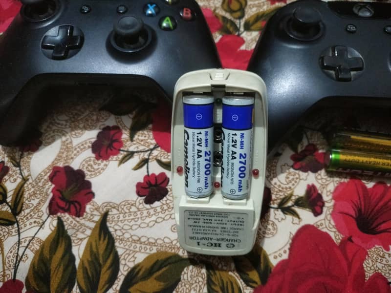 2 xbox Controllers with 4 cells And Rechargeable adapter 1