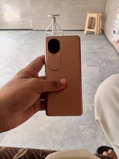 vivo v40e 256gb like new phn . all okay with box charge.
