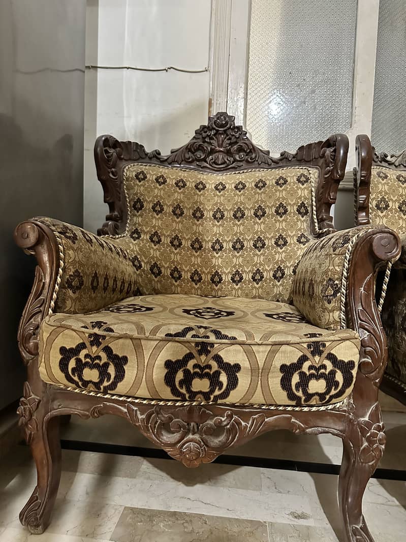 5 Seater chinoti sofa set with one center table and two side table 2