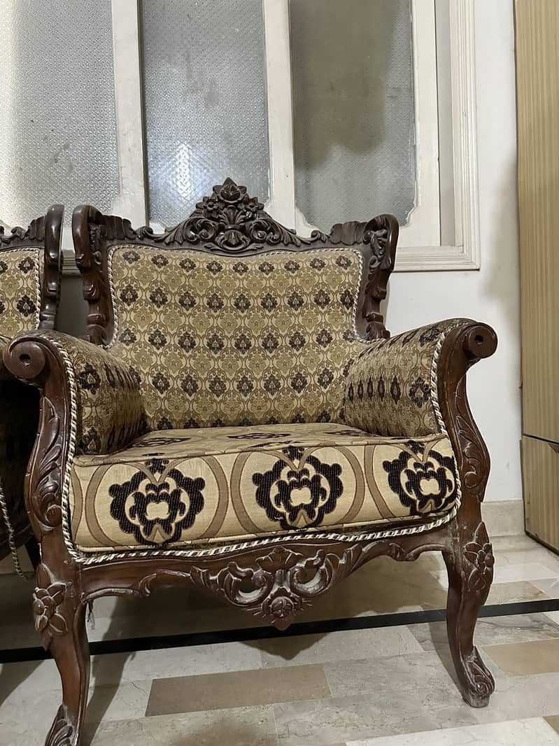 5 Seater chinoti sofa set with one center table and two side table 3
