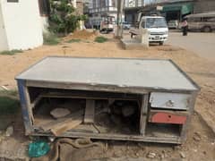 steel counter hai out side se andar lakri pr bna hua hai. use hua hai