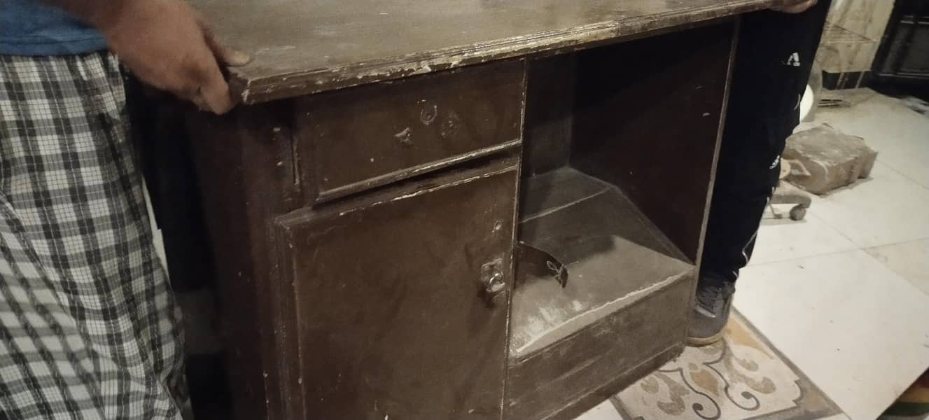 3 counters and 1 reception table 0
