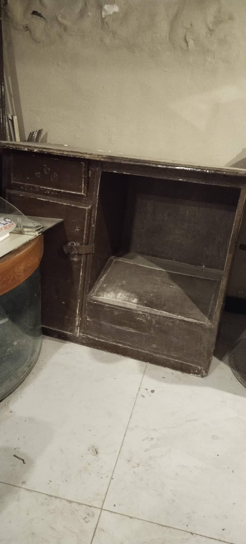 3 counters and 1 reception table 2