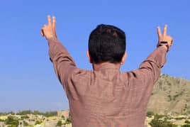 Ek larka chiya jo likhna janta ho imandar ho Age 16+18 ho