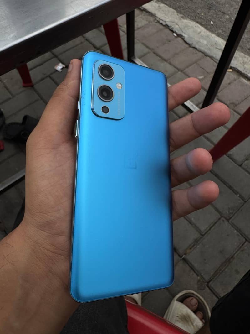 OnePlus 9 10/10 condition but 2 lines in screen 0