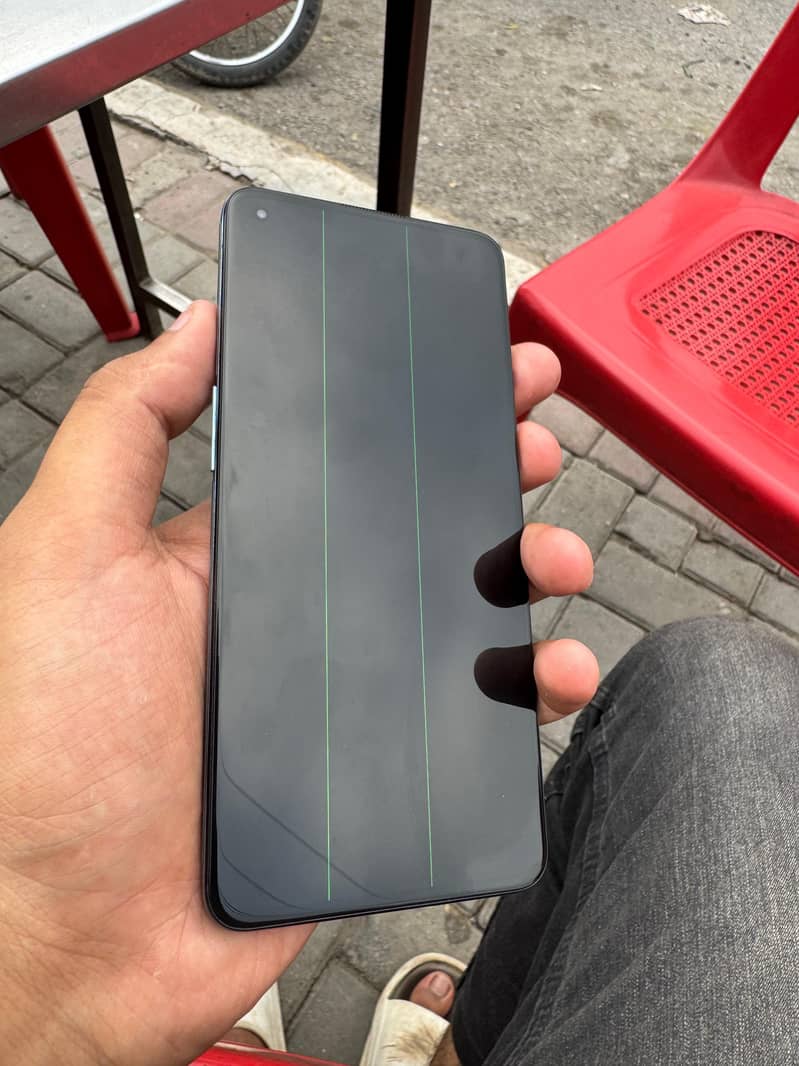 OnePlus 9 10/10 condition but 2 lines in screen 1