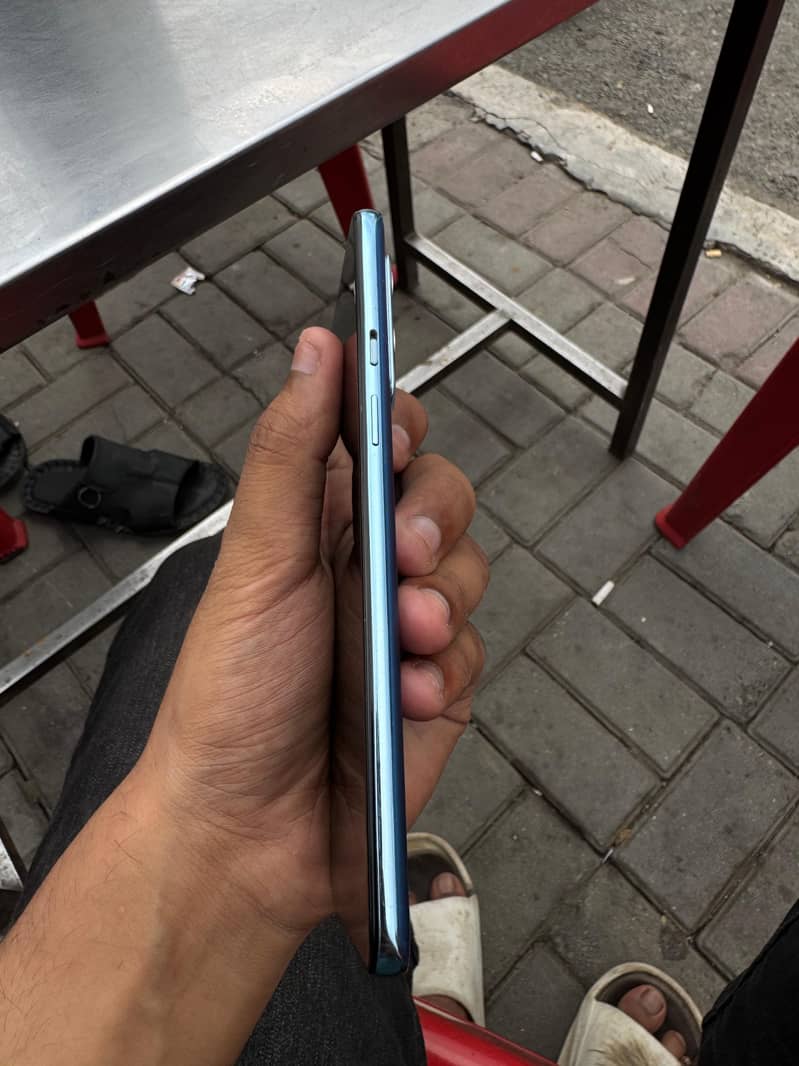 OnePlus 9 10/10 condition but 2 lines in screen 2