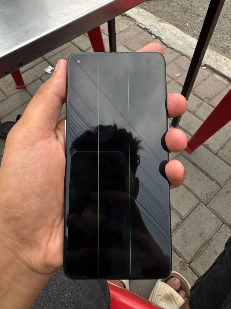 OnePlus 9 10/10 condition but 2 lines in screen 3