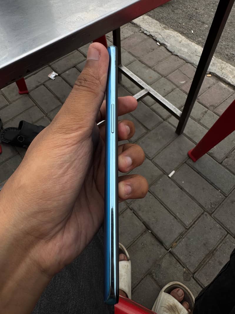 OnePlus 9 10/10 condition but 2 lines in screen 4