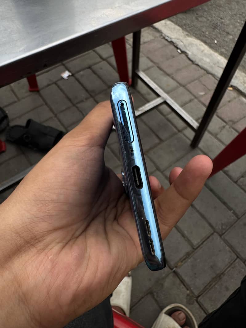 OnePlus 9 10/10 condition but 2 lines in screen 5