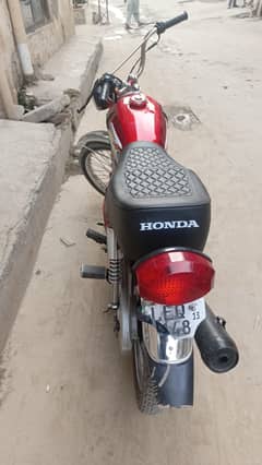 Honda 125 2013 model jo ha samany picture ma nazar a reha ha