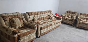 Beautiful 5 Seater Sofa Set with solid wood, Urgent sell