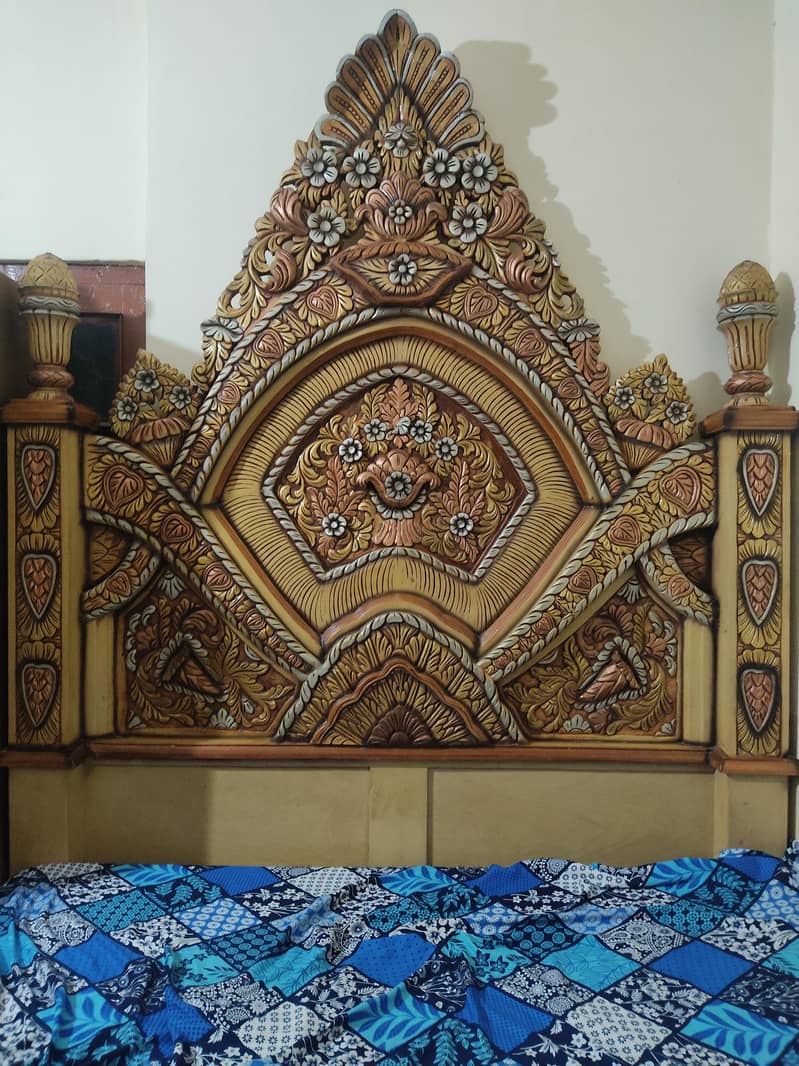 King size bed with dressing  table and side tables 0